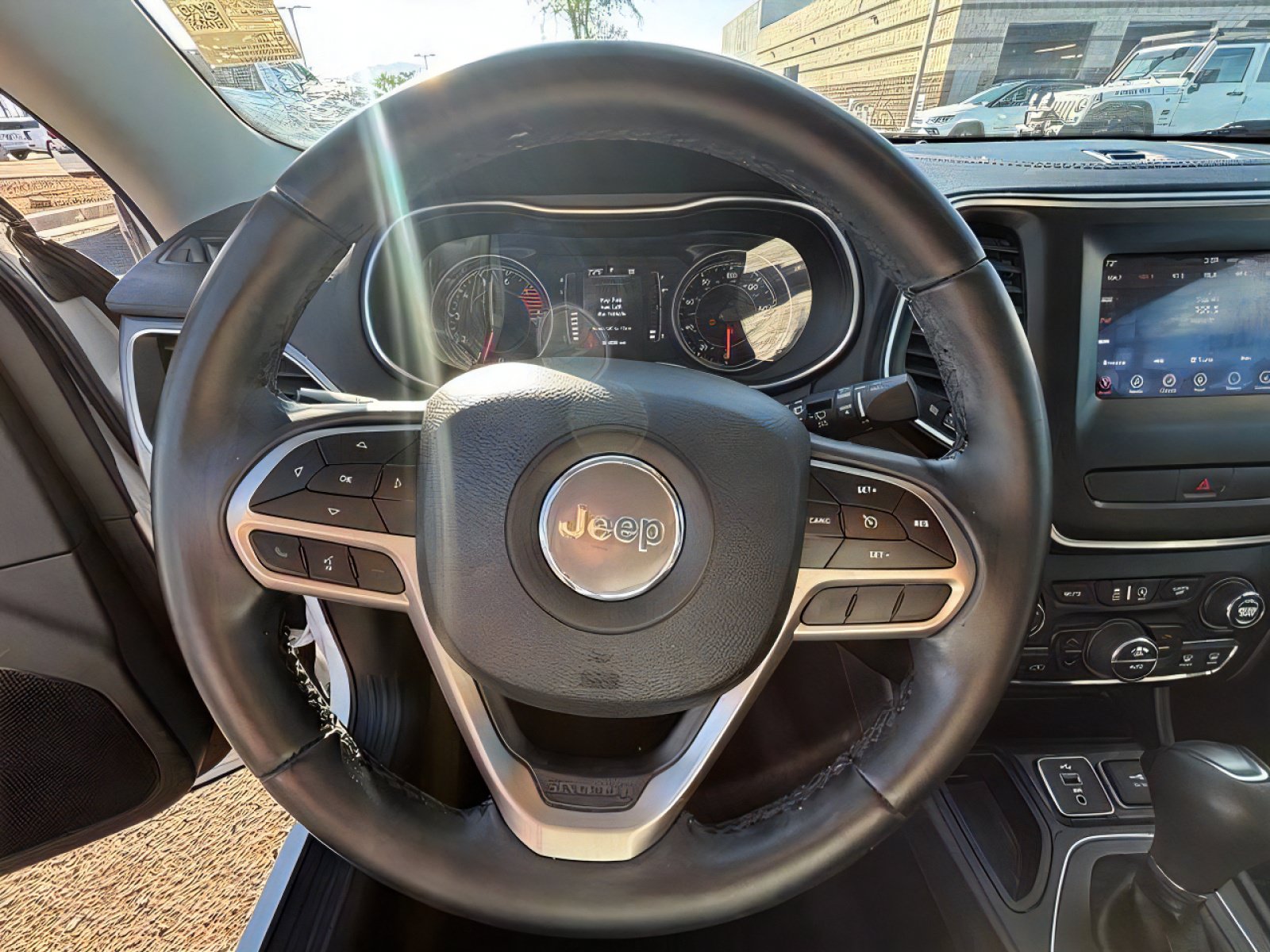 Used 2019 Jeep Cherokee Latitude Plus w/ Comfort/Convenience Group FWD image 12