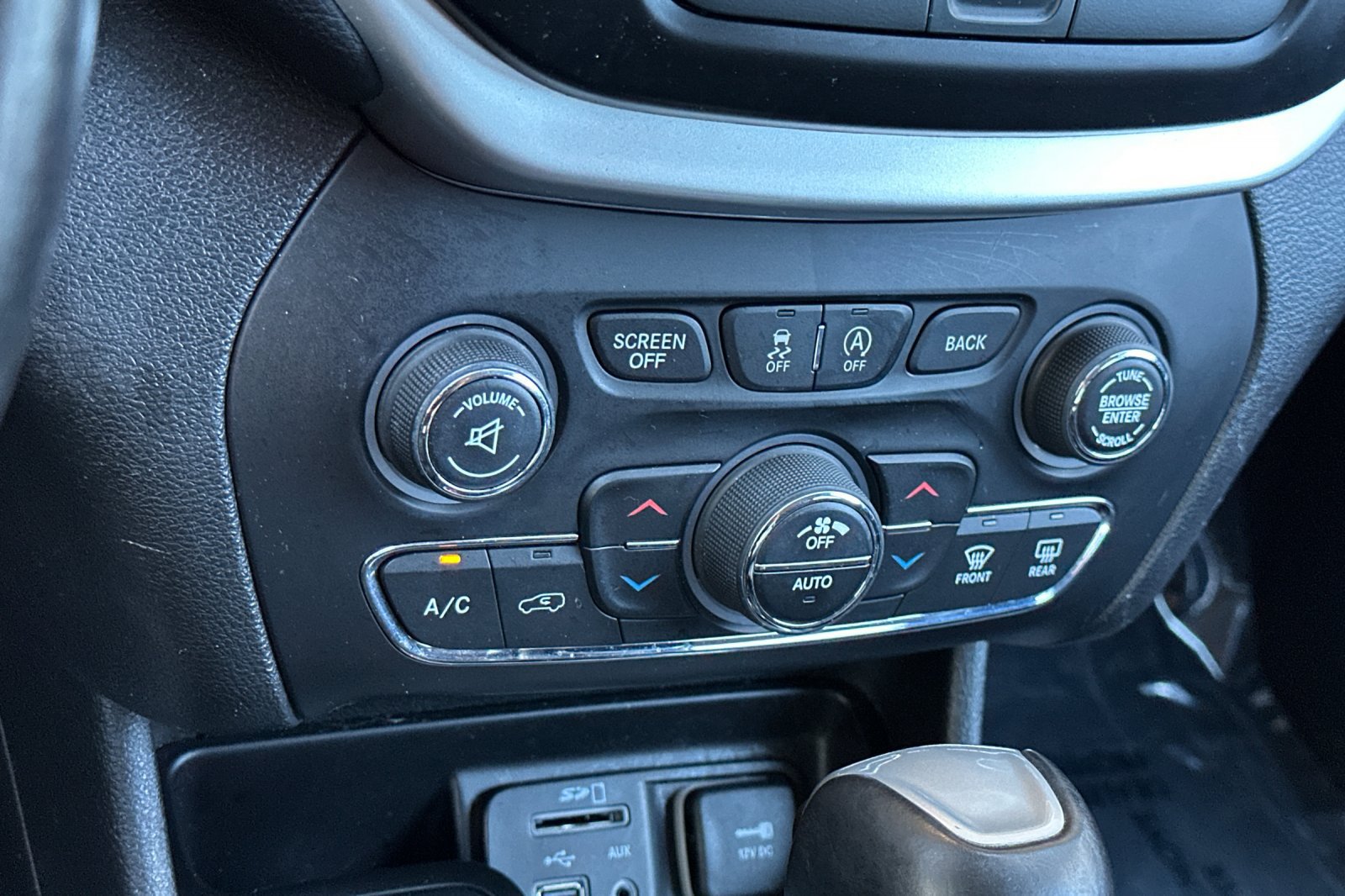 Used 2018 Jeep Cherokee Latitude Plus w/ Comfort/Convenience Group AWD/4WD image 20