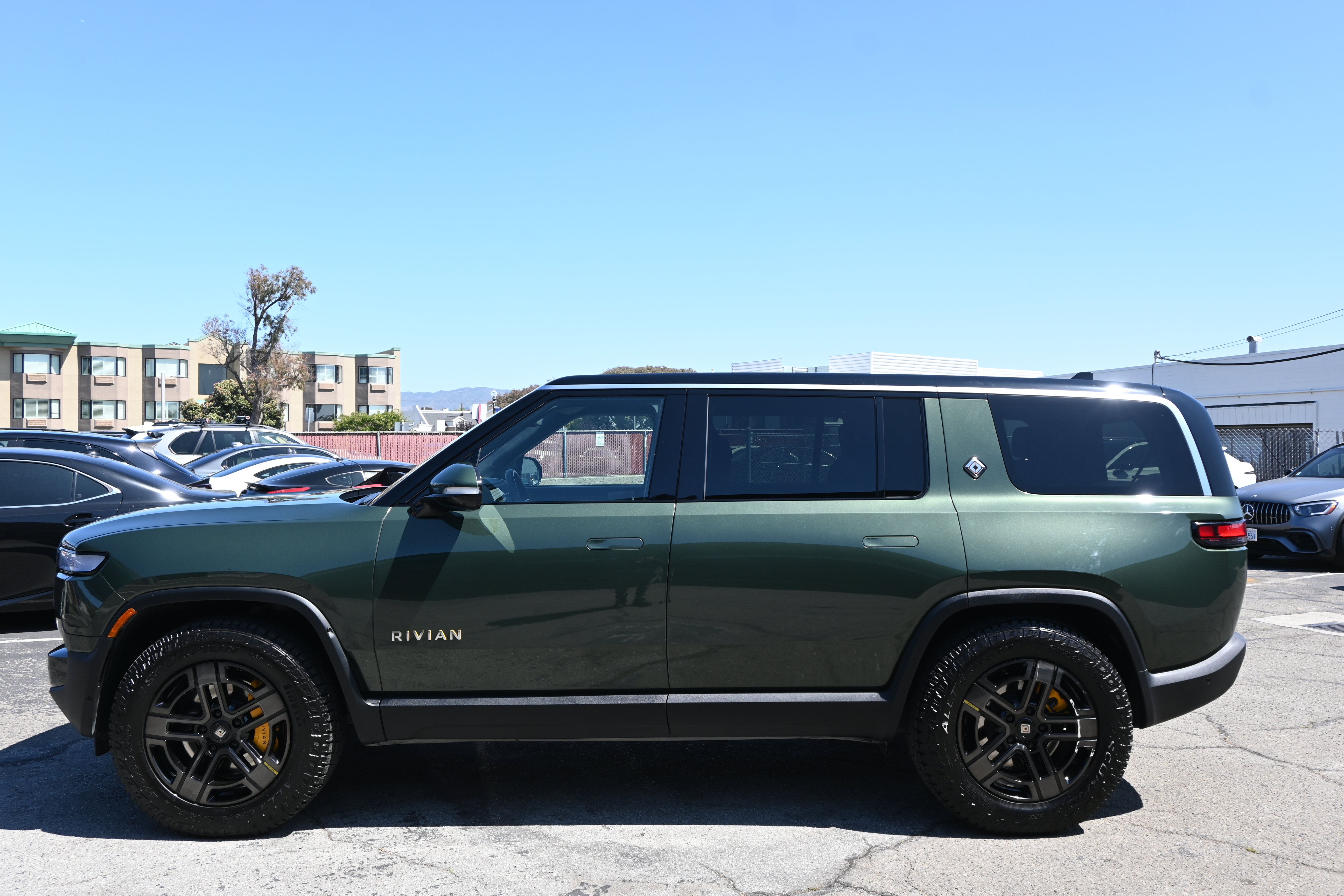Used 2023 Rivian R1S Adventure AWD/4WD image 2