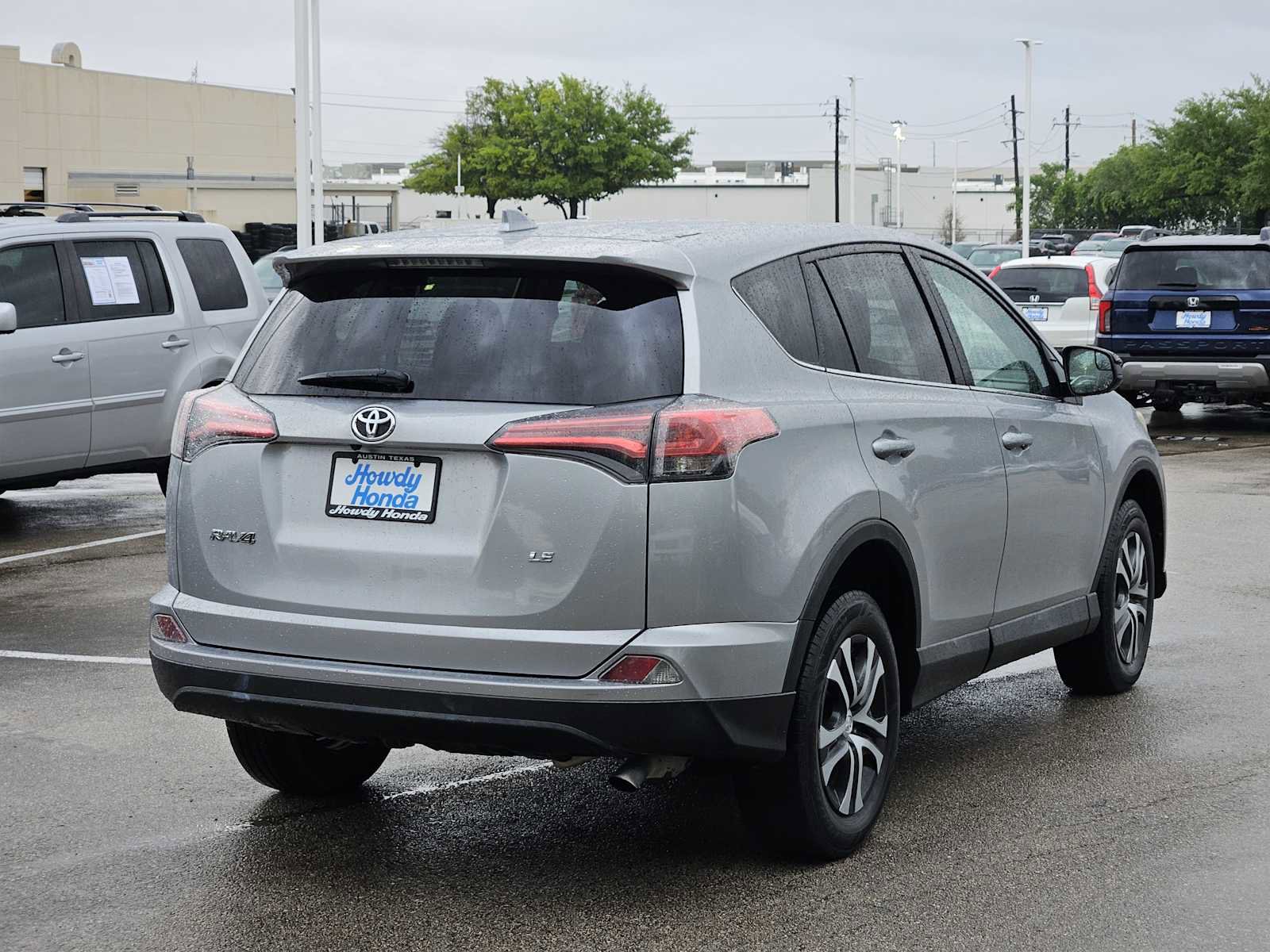 Used 2018 Toyota RAV4 LE image 6