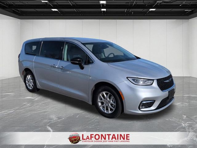 Used 2024 Chrysler Pacifica Touring-L FWD image 7