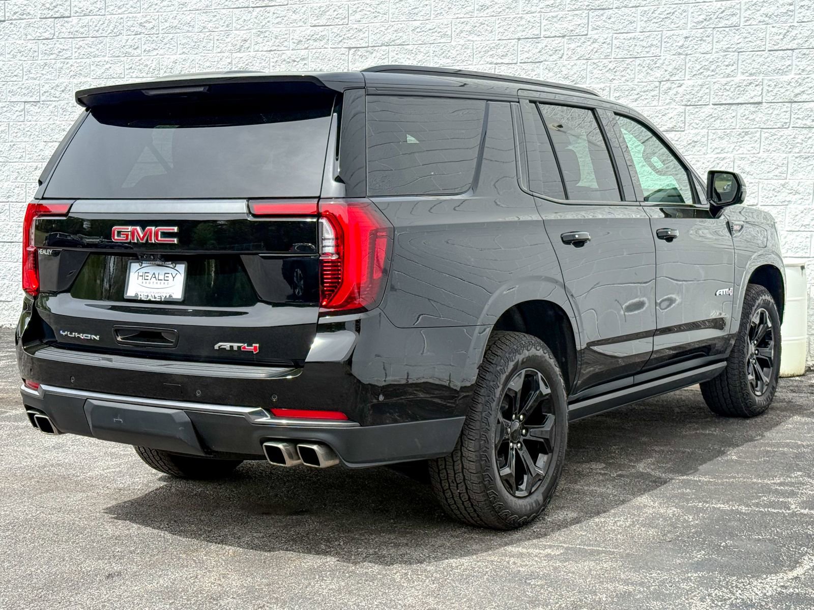 Certified 2025 GMC Yukon AT4 w/ AT4 Premium Package AWD/4WD image 9
