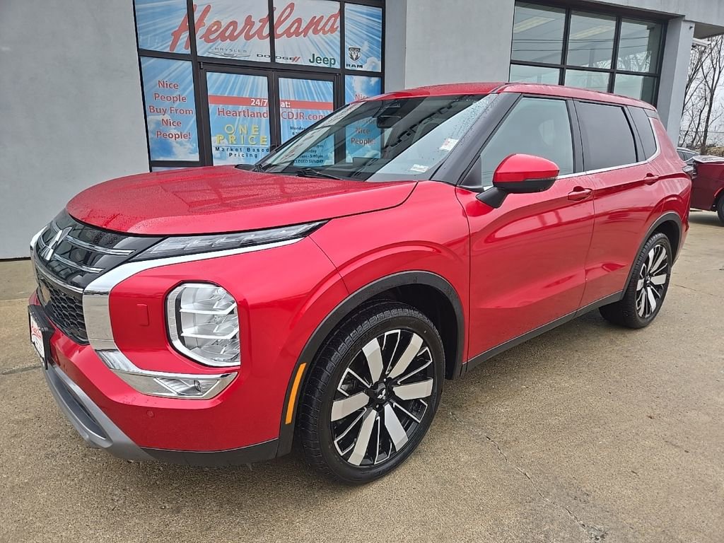 Used 2025 Mitsubishi Outlander SE image 2