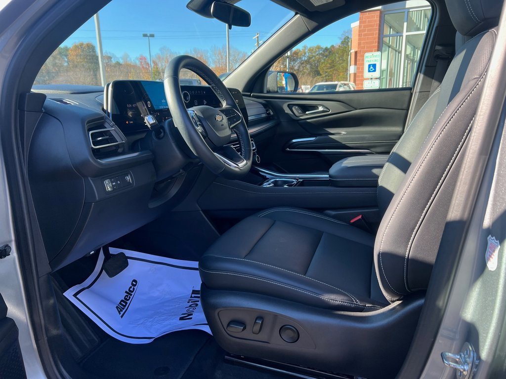 Used 2025 Chevrolet Traverse LT image 13