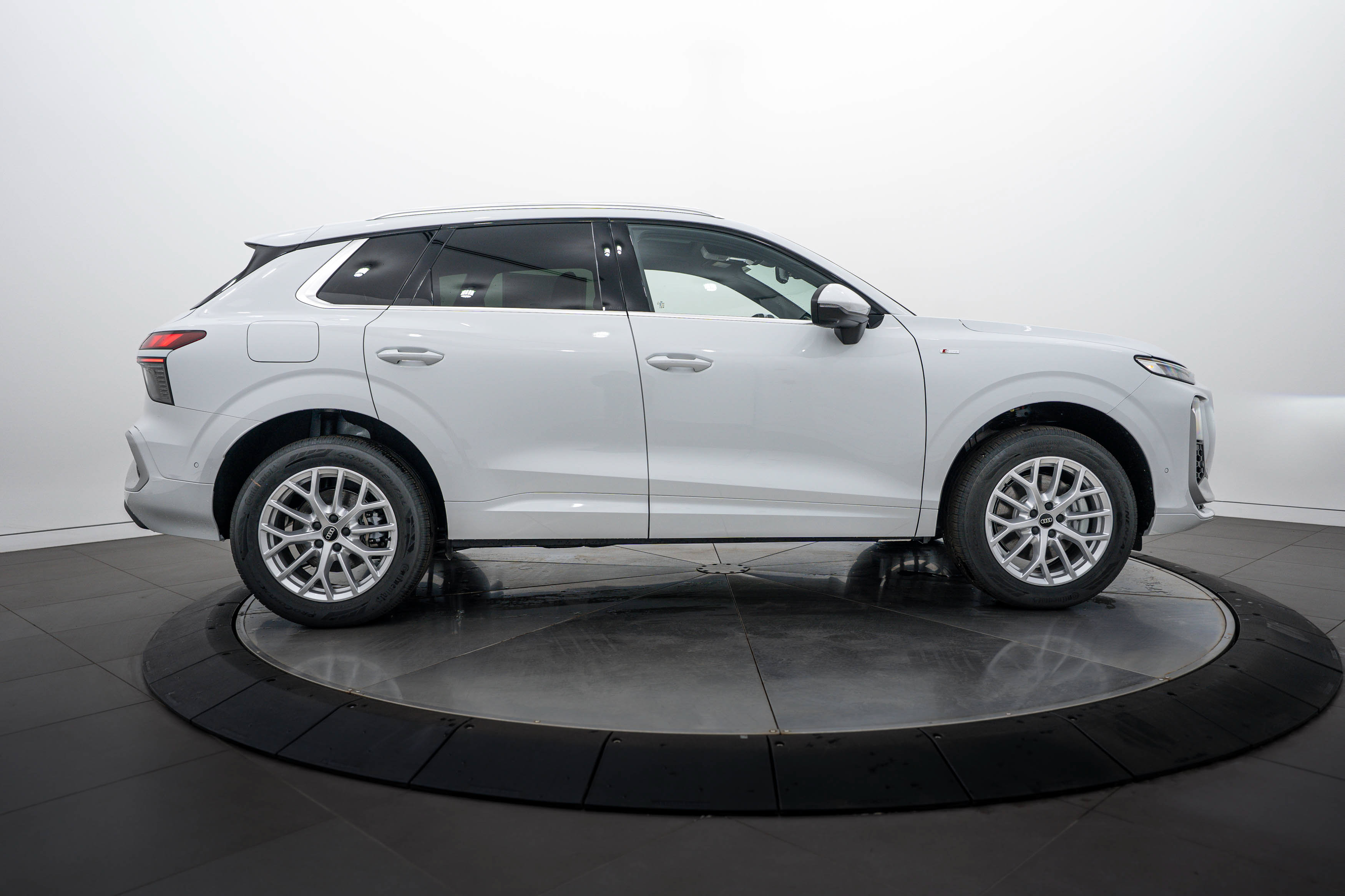 New 2026 Audi Q3 quattro 2.0T AWD/4WD image 3