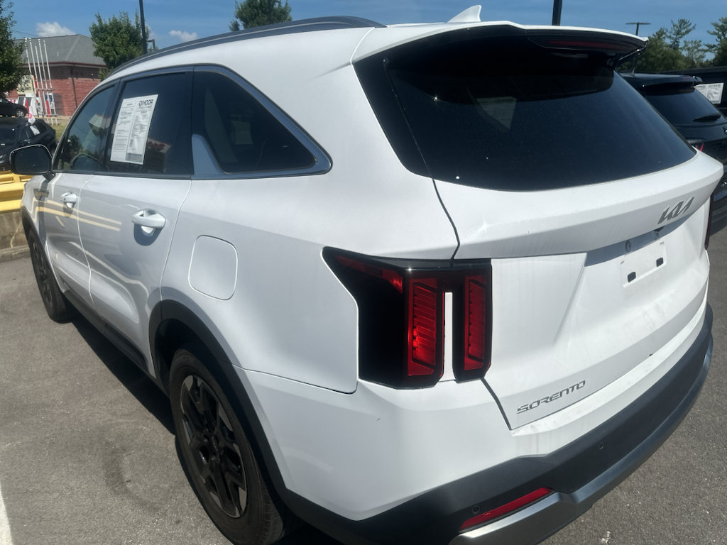 Used 2024 Kia Sorento S w/ Panoramic Sunroof Package FWD image 3