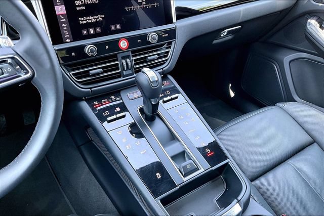 Used 2025 Porsche Macan AWD/4WD image 16