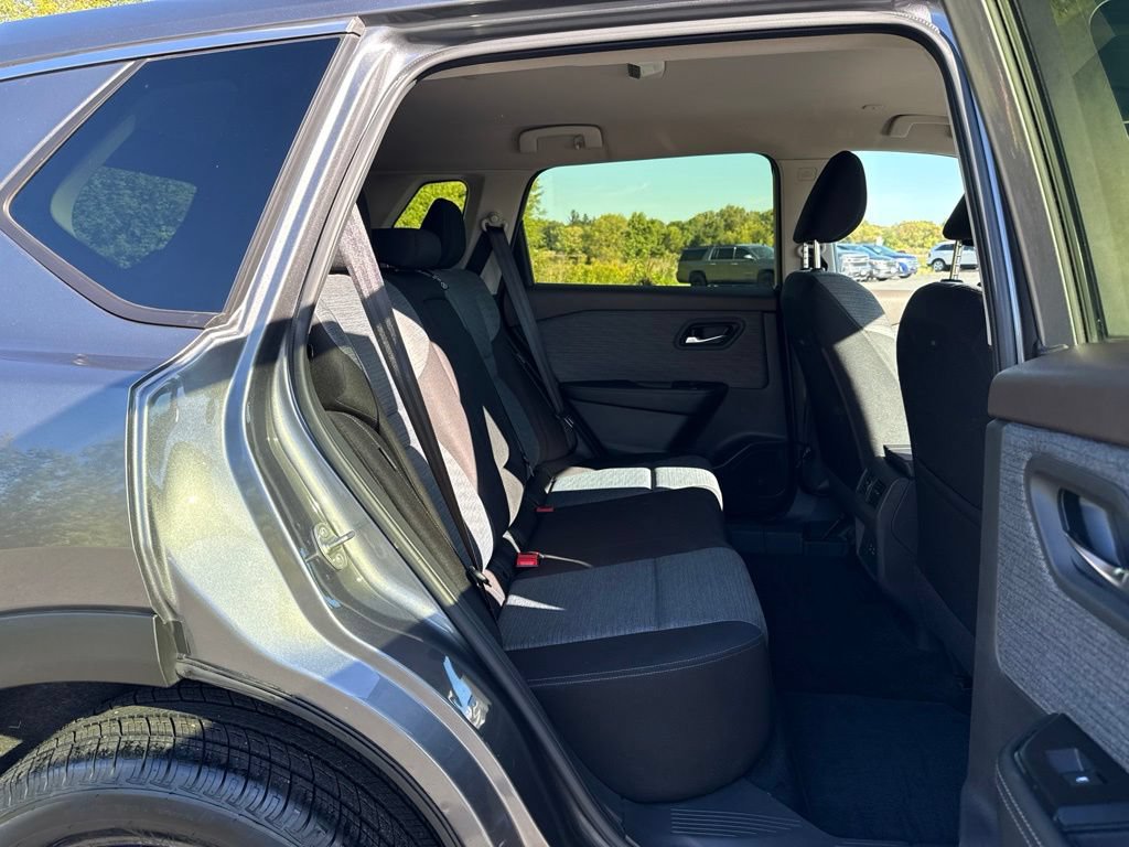 Used 2023 Nissan Rogue SV AWD/4WD image 12