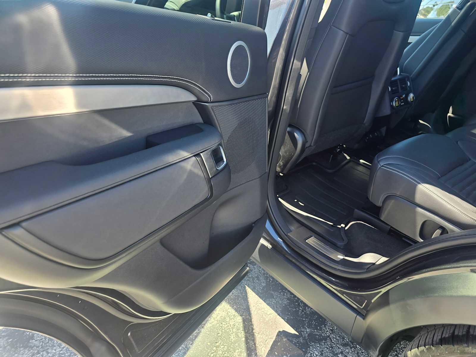 Used 2025 Land Rover Discovery Dynamic SE AWD/4WD image 17