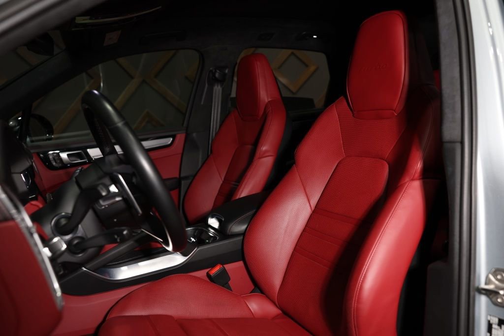 Used 2022 Porsche Cayenne Turbo image 4