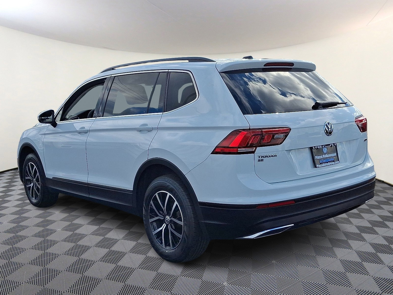 Certified 2021 Volkswagen Tiguan SE w/ Panoramic Sunroof Package image 5