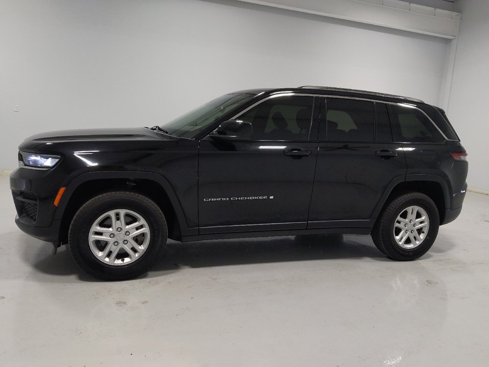 Used 2023 Jeep Grand Cherokee Laredo AWD/4WD image 2
