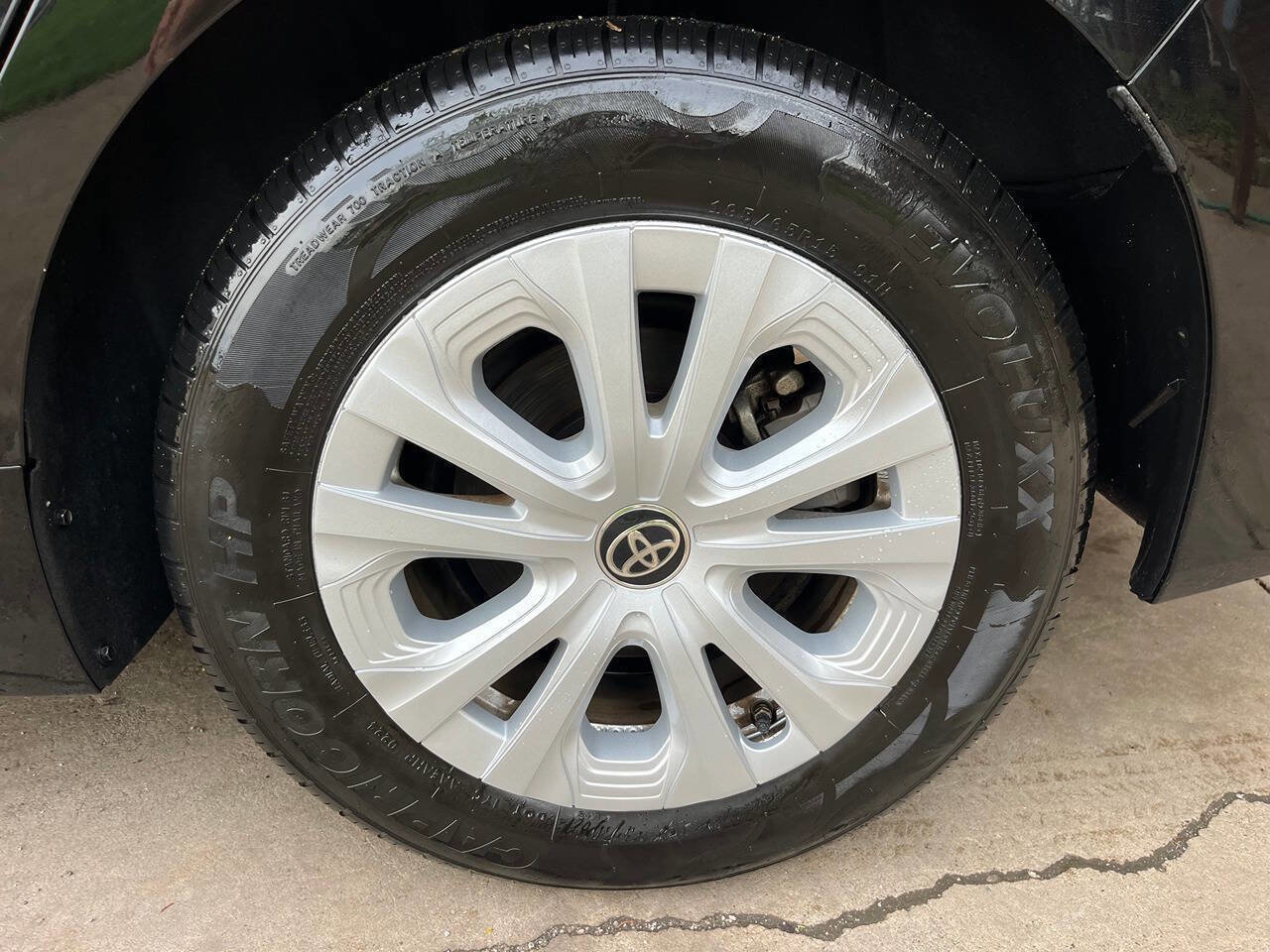 Used 2021 Toyota Prius L Eco FWD image 4