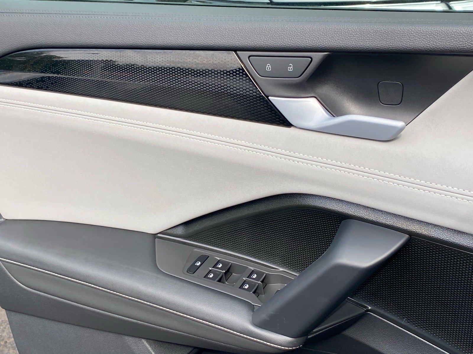 Certified 2025 Volkswagen Tiguan SE AWD/4WD image 18