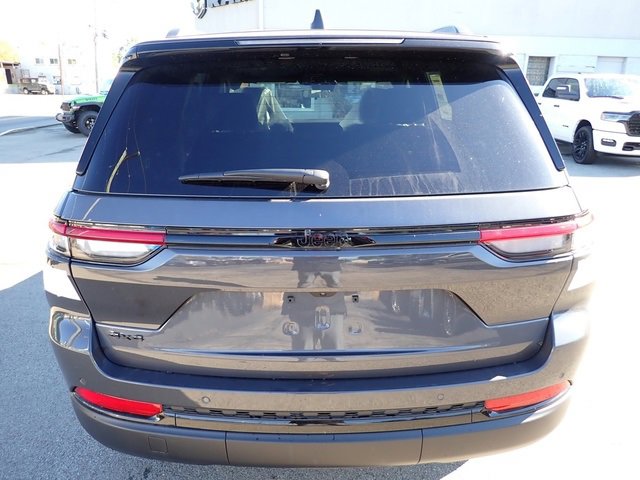 New 2025 Jeep Grand Cherokee Altitude image 4