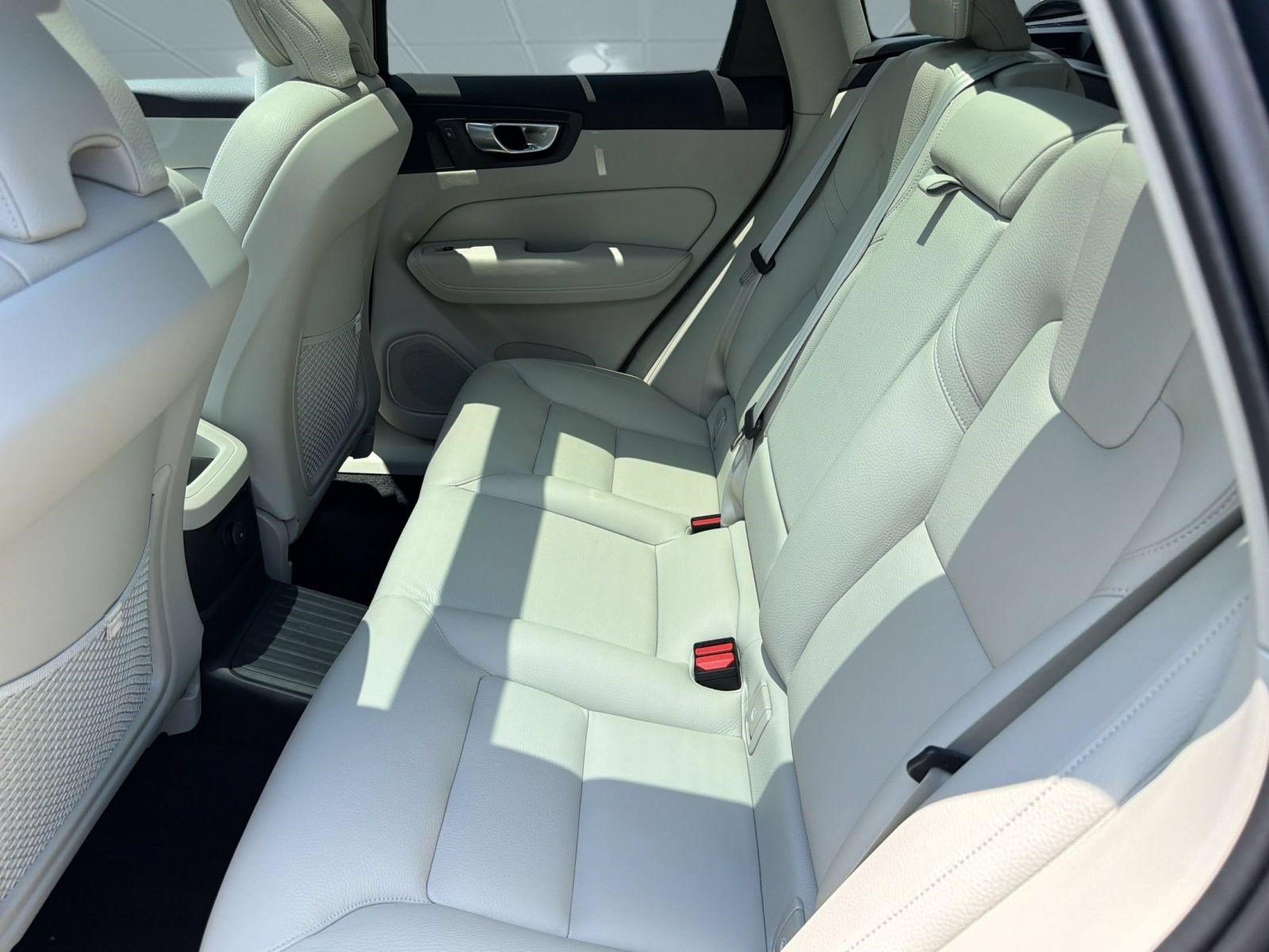 Used 2024 Volvo XC60 T8 Plus w/ Climate Package AWD/4WD image 22