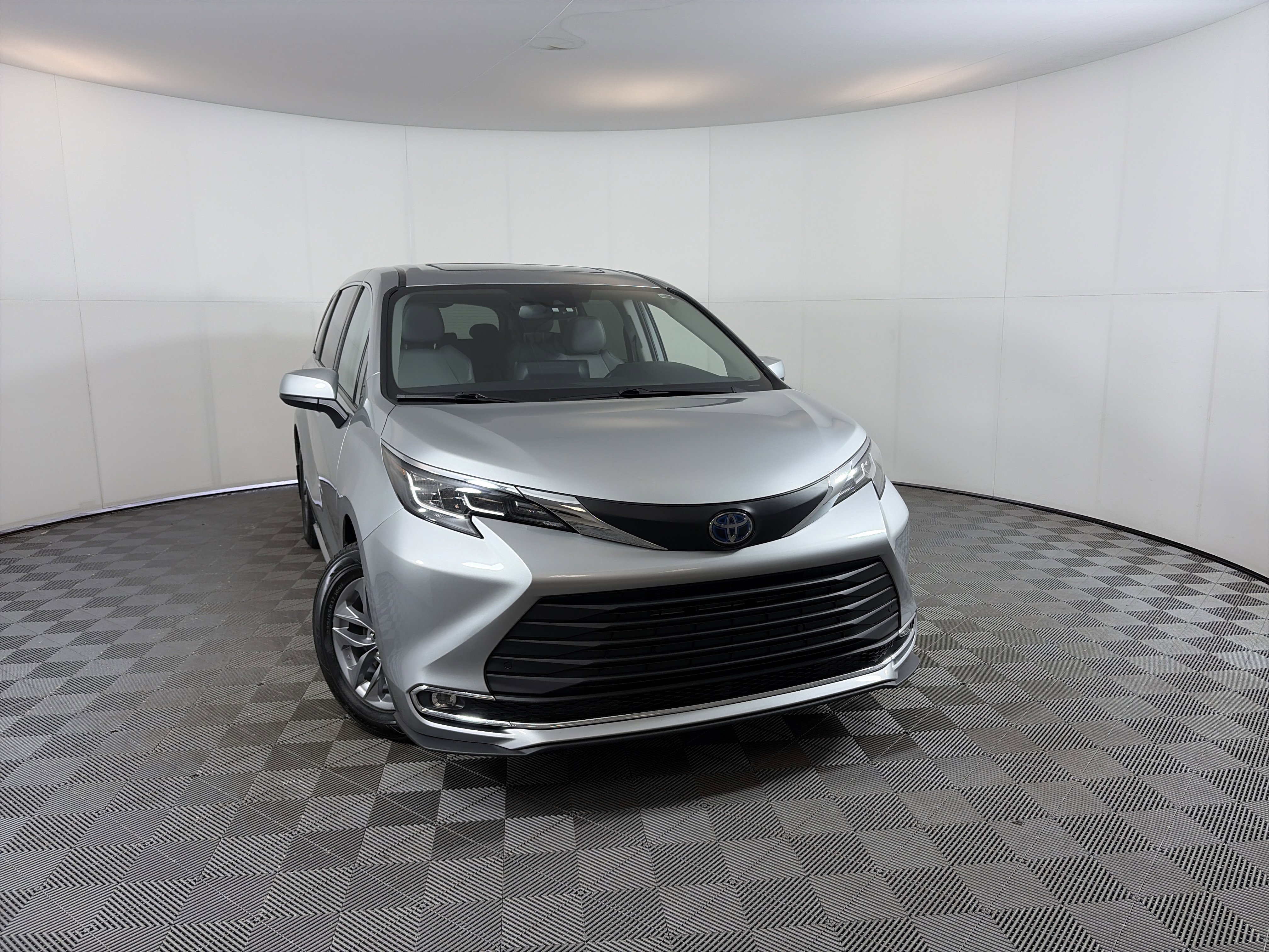 Used 2021 Toyota Sienna XLE image 1