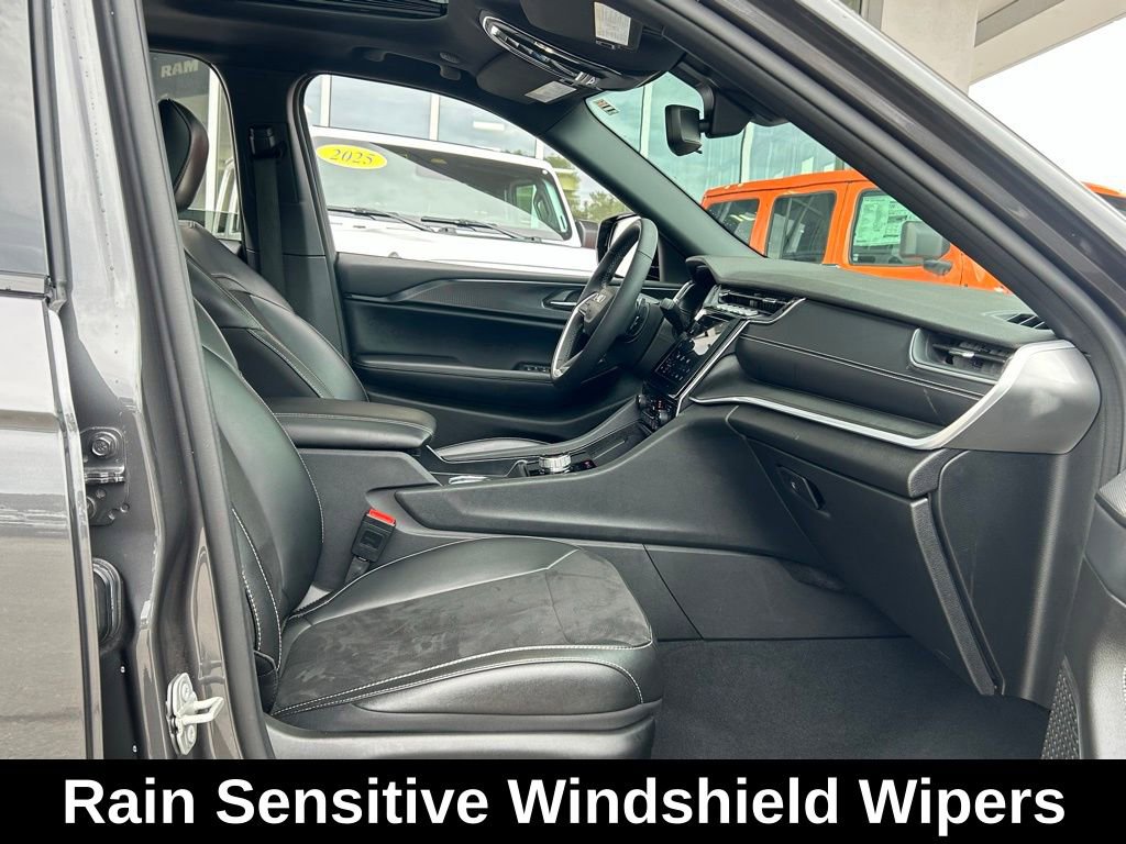 Certified 2024 Jeep Grand Cherokee Altitude image 32