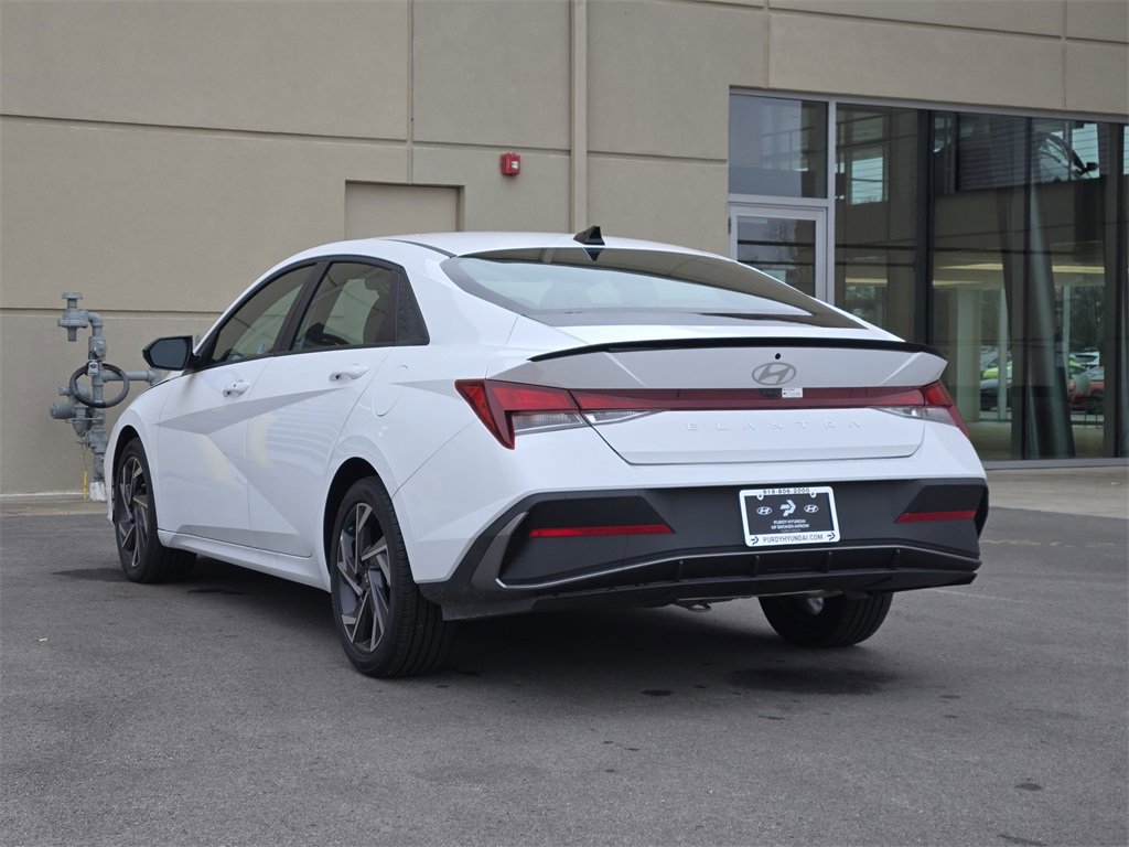 Used 2025 Hyundai Elantra Sport image 3