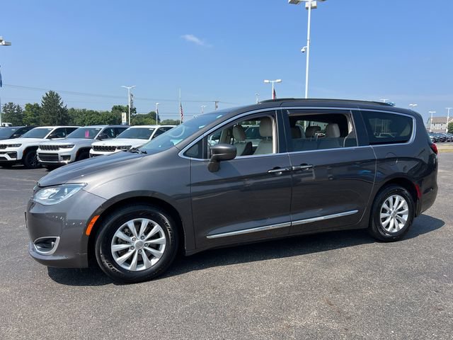 Used 2017 Chrysler Pacifica Touring-L FWD image 3