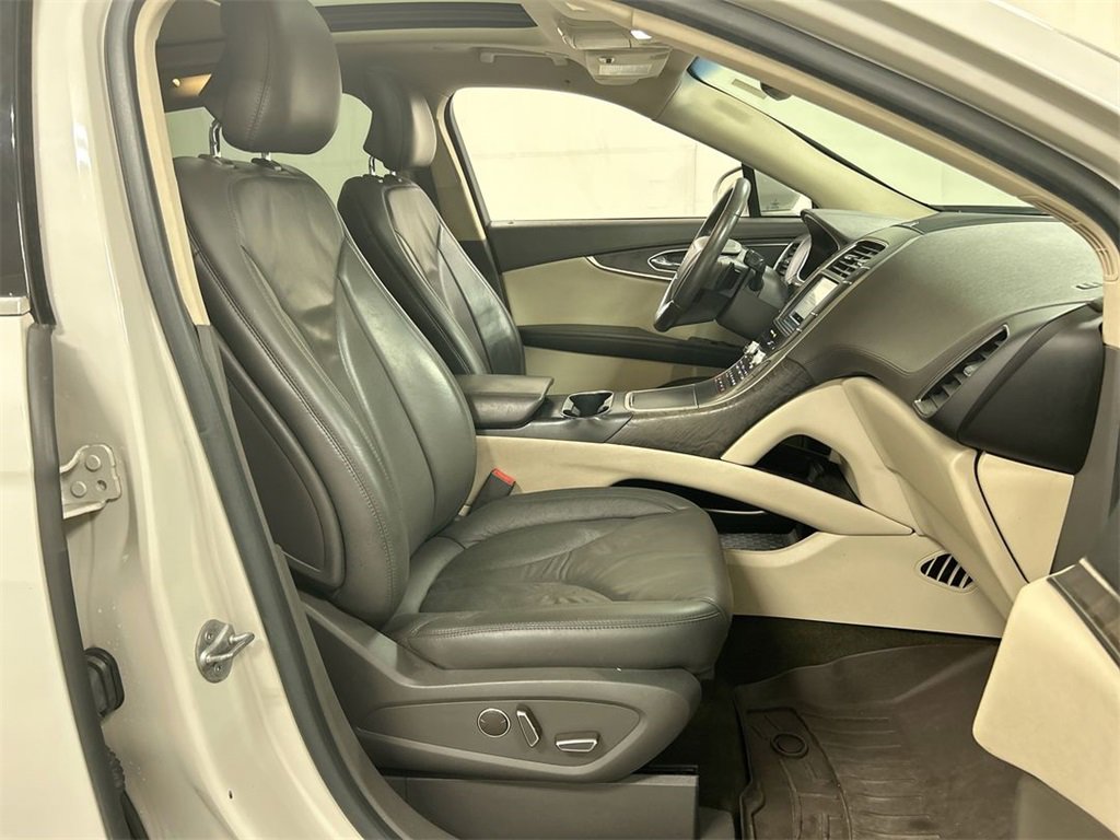 Used 2019 Lincoln Nautilus Select image 24