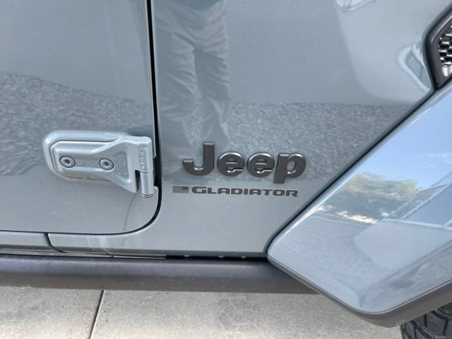 Used 2025 Jeep Gladiator Sport AWD/4WD image 17