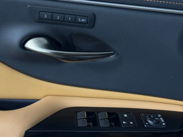 Used 2025 Lexus ES 350 w/ Premium Package image 16