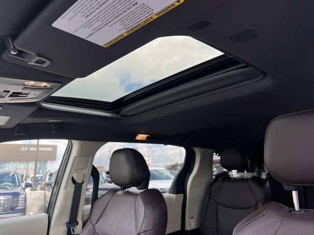 Used 2022 Toyota Sienna Platinum FWD image 26