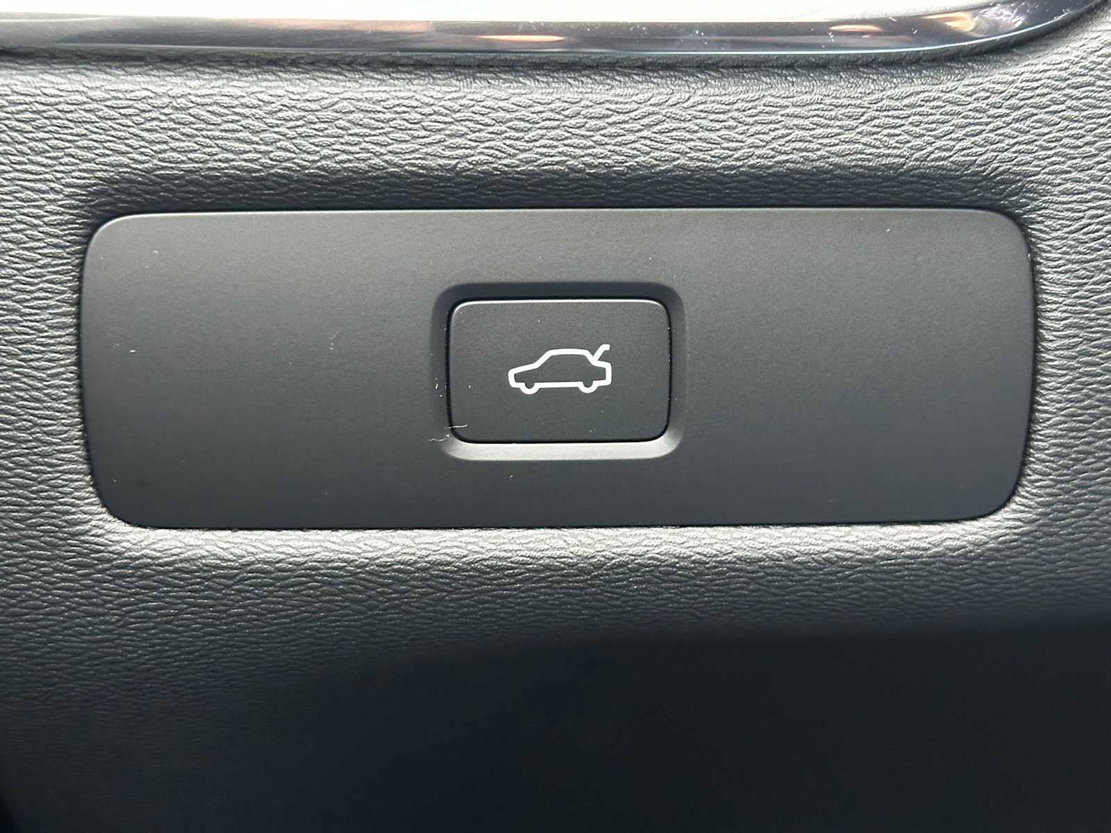 Used 2025 Volvo XC60 B5 Plus w/ Protection Package Premier image 32