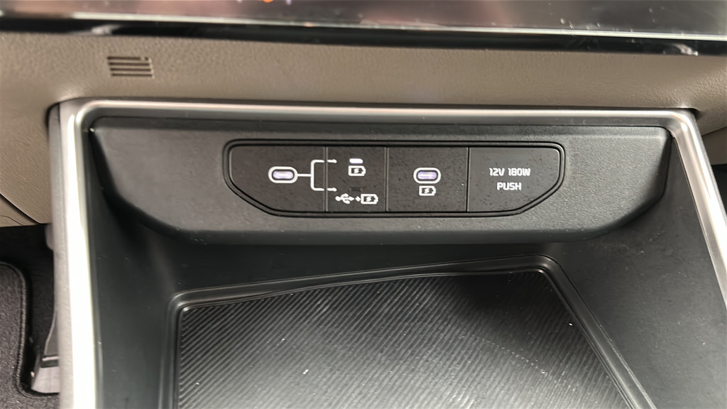 Used 2025 Kia Carnival FWD image 22