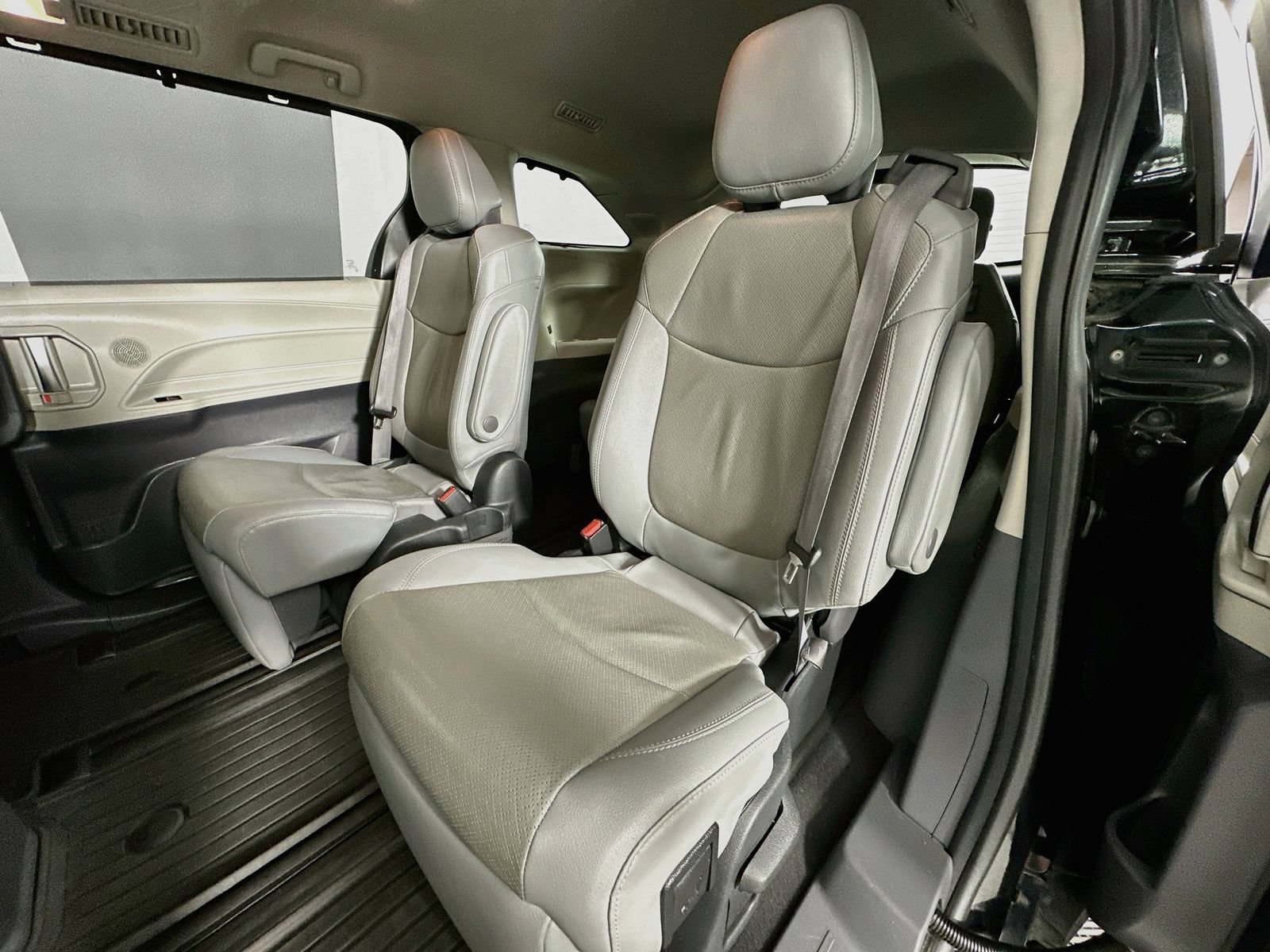 Used 2022 Toyota Sienna Limited AWD/4WD image 25