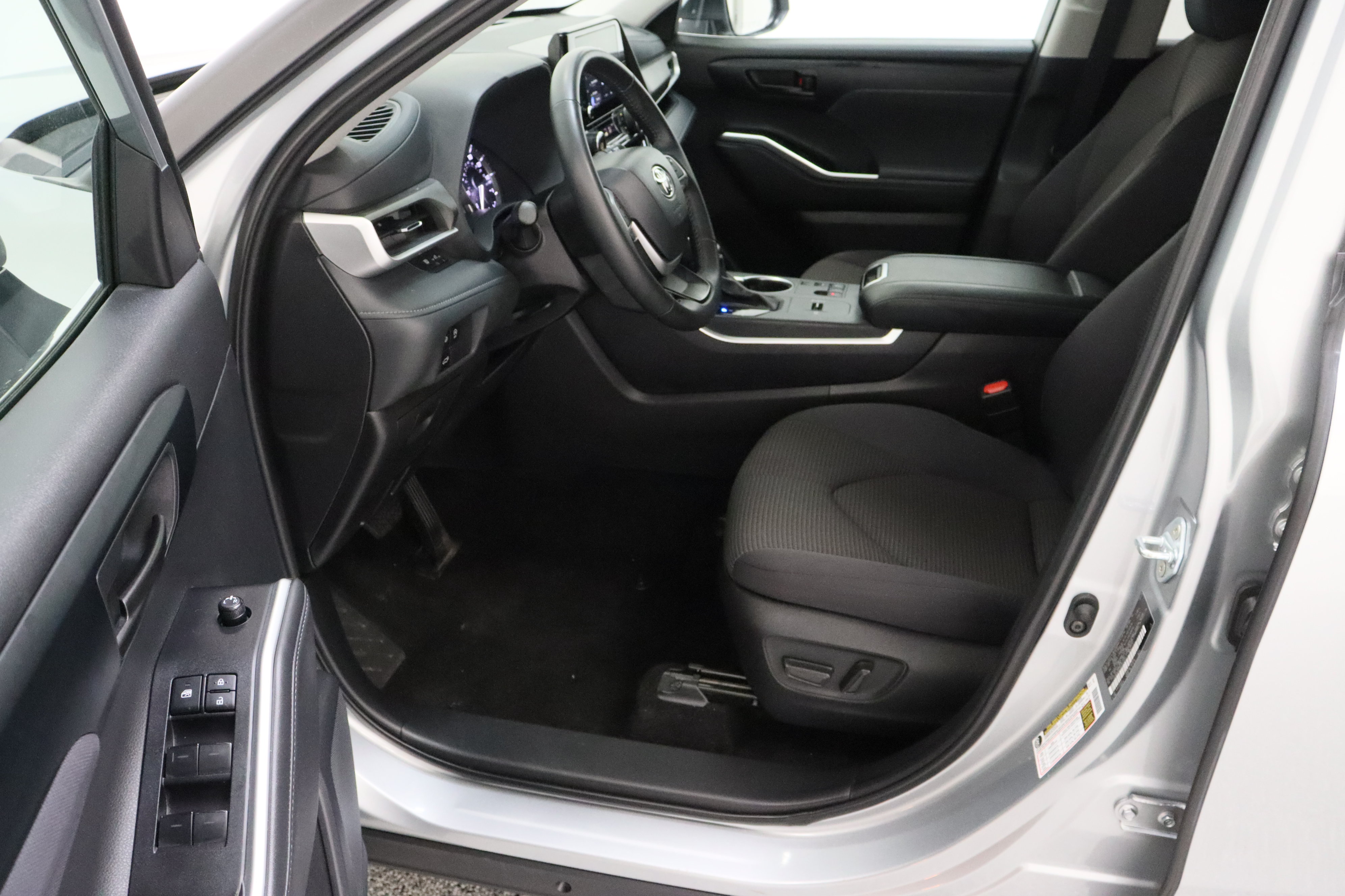 Certified 2025 Toyota Highlander LE FWD image 14