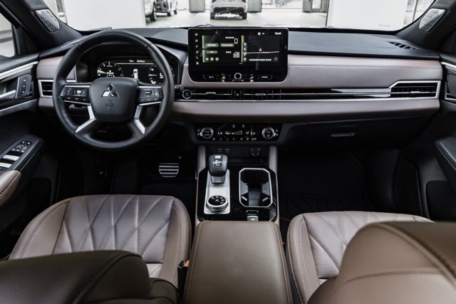 Used 2025 Mitsubishi Outlander SEL image 23