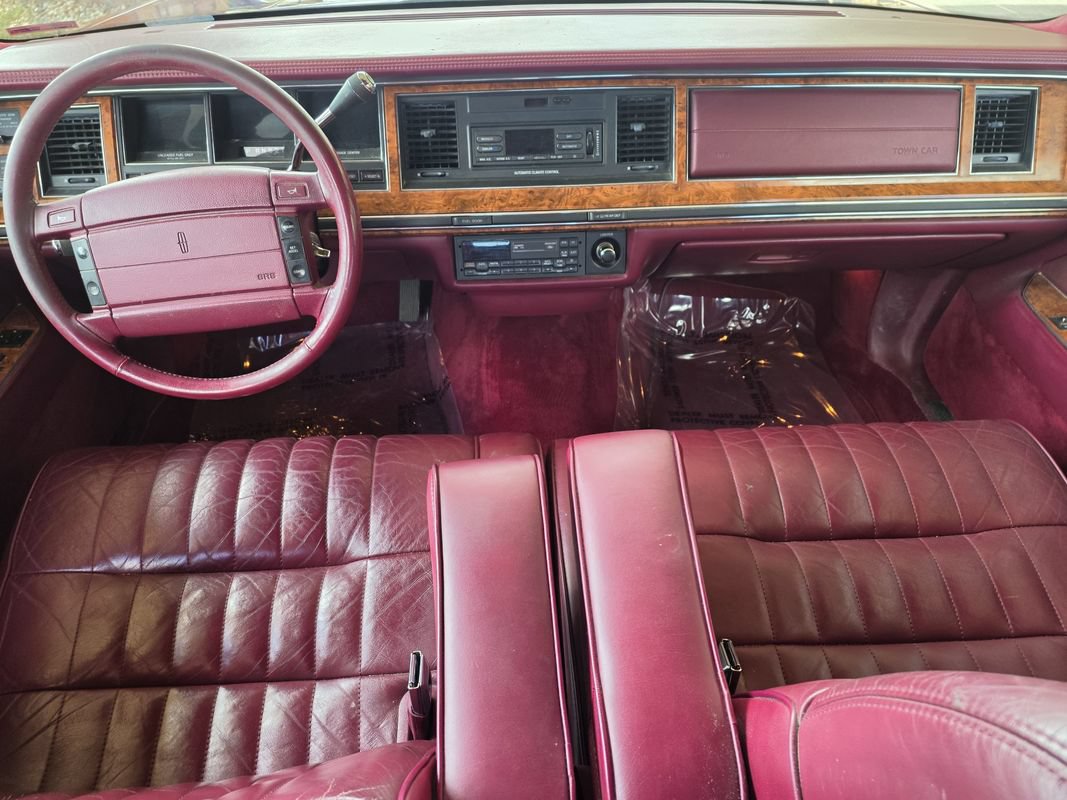 Used 1993 Lincoln Town Car Executive RWD image 14