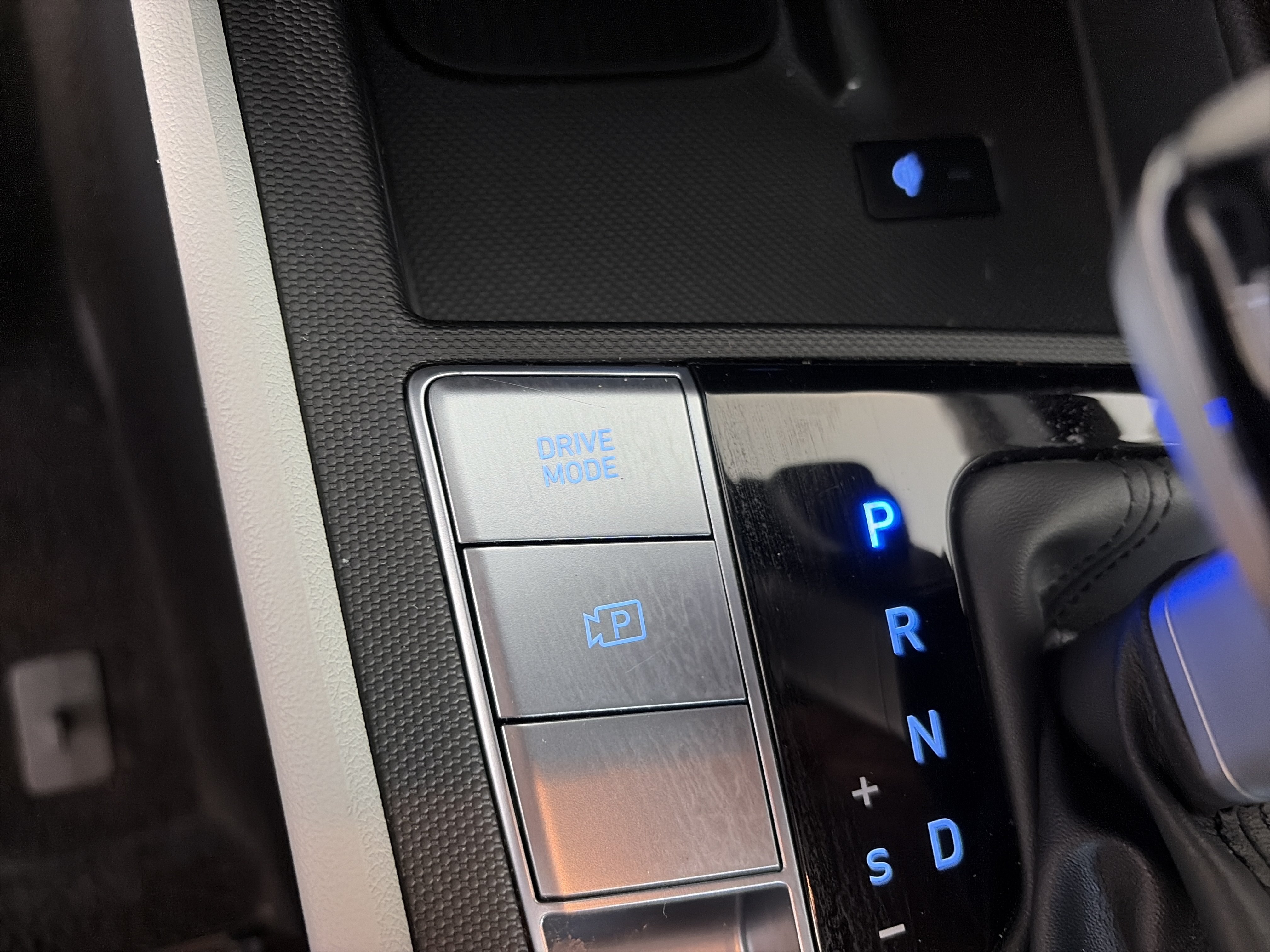 New 2025 Hyundai Elantra Limited FWD image 31