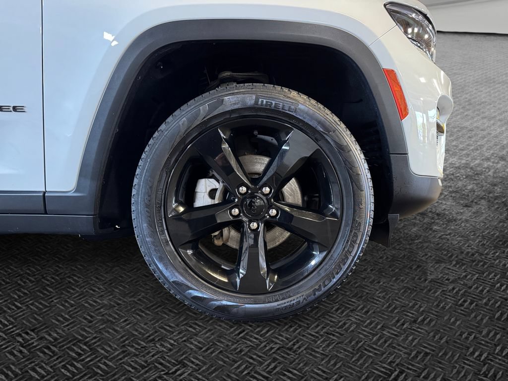 Used 2023 Jeep Grand Cherokee Limited w/ Black Appearance Package AWD/4WD image 11