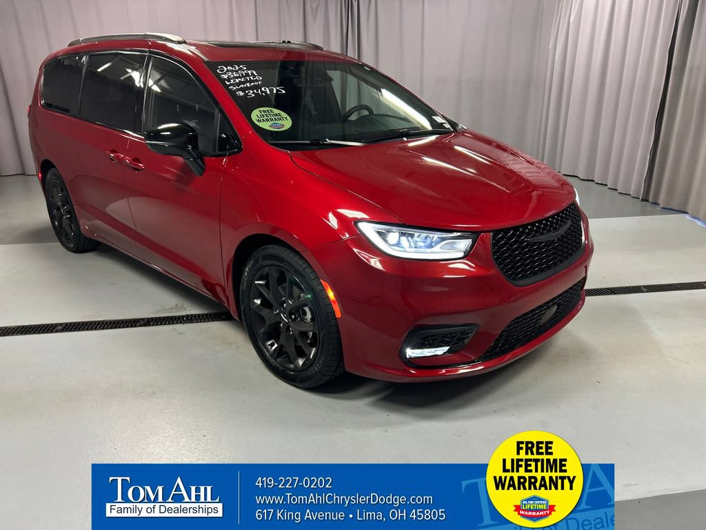 Used 2025 Chrysler Pacifica Limited FWD image 1