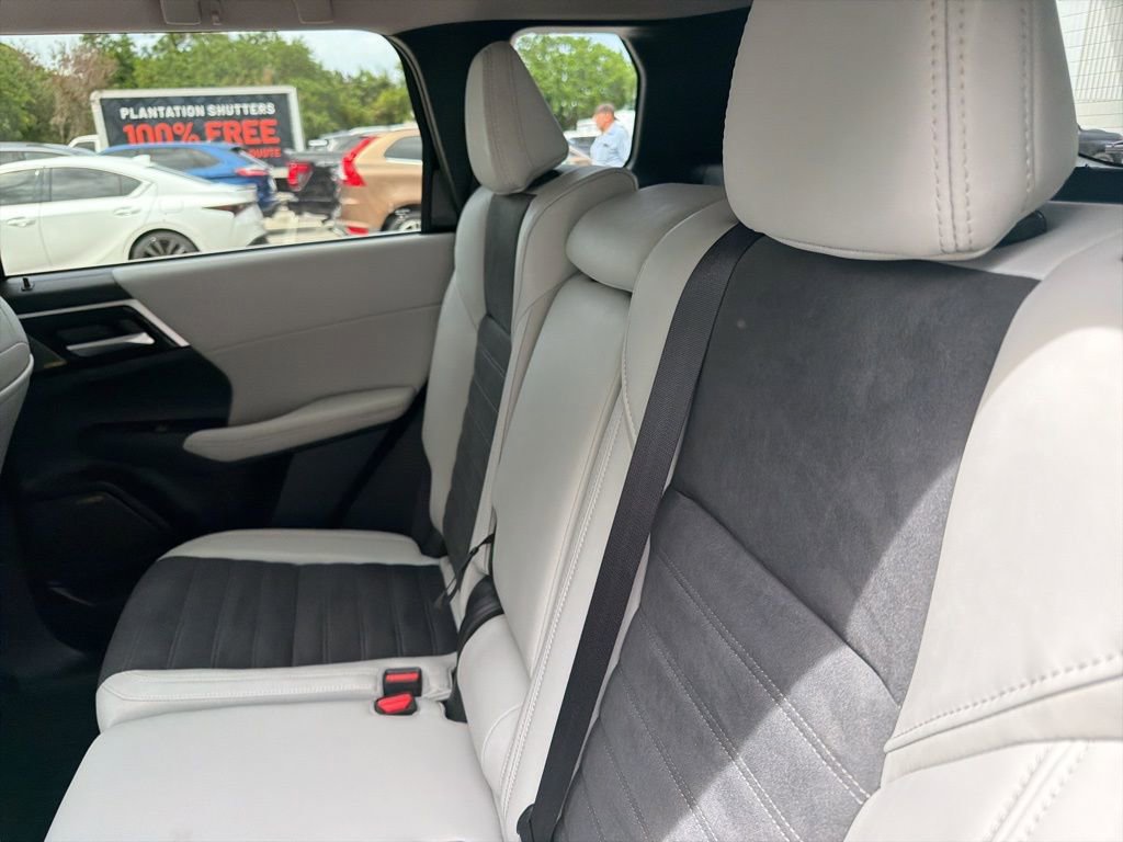 Used 2025 Mitsubishi Outlander SE image 11