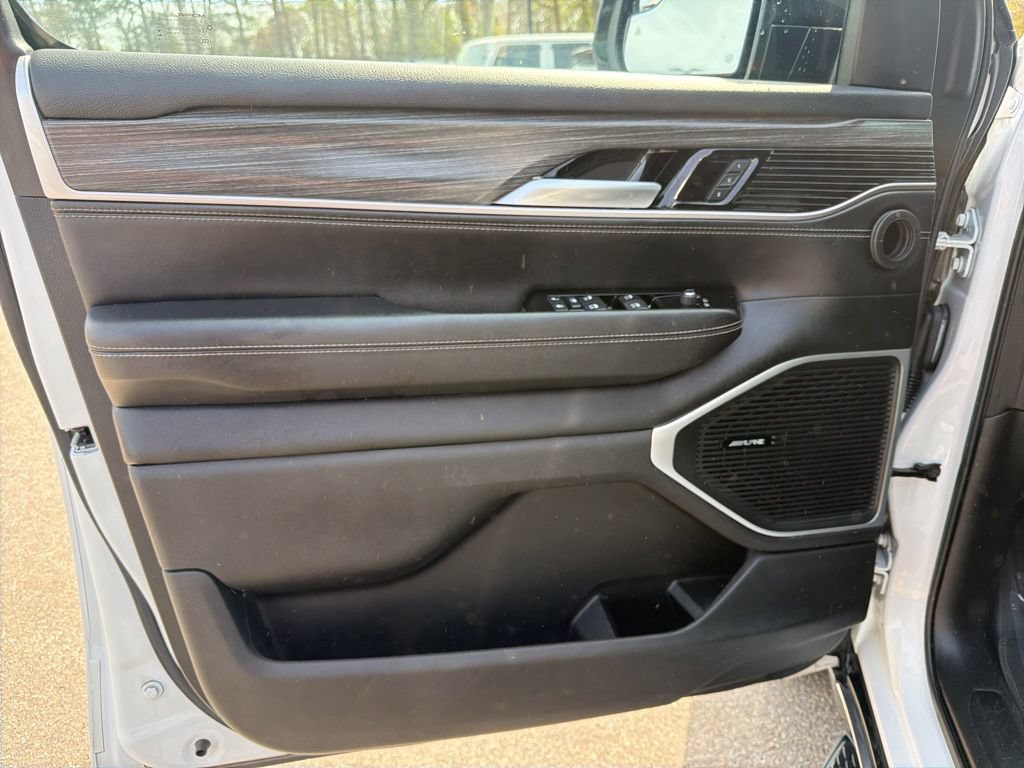 Used 2024 Jeep Wagoneer L Series II w/ Flexible Seating Group AWD/4WD image 12