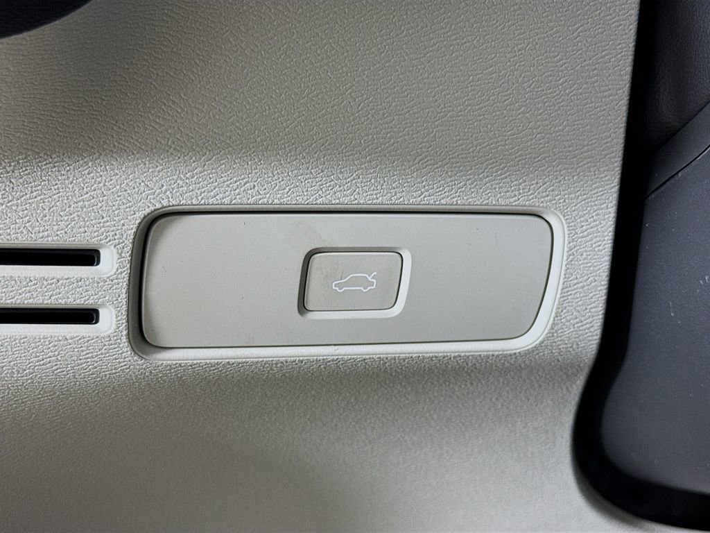 New 2026 Volvo XC40 B5 Plus w/ Climate Package image 10