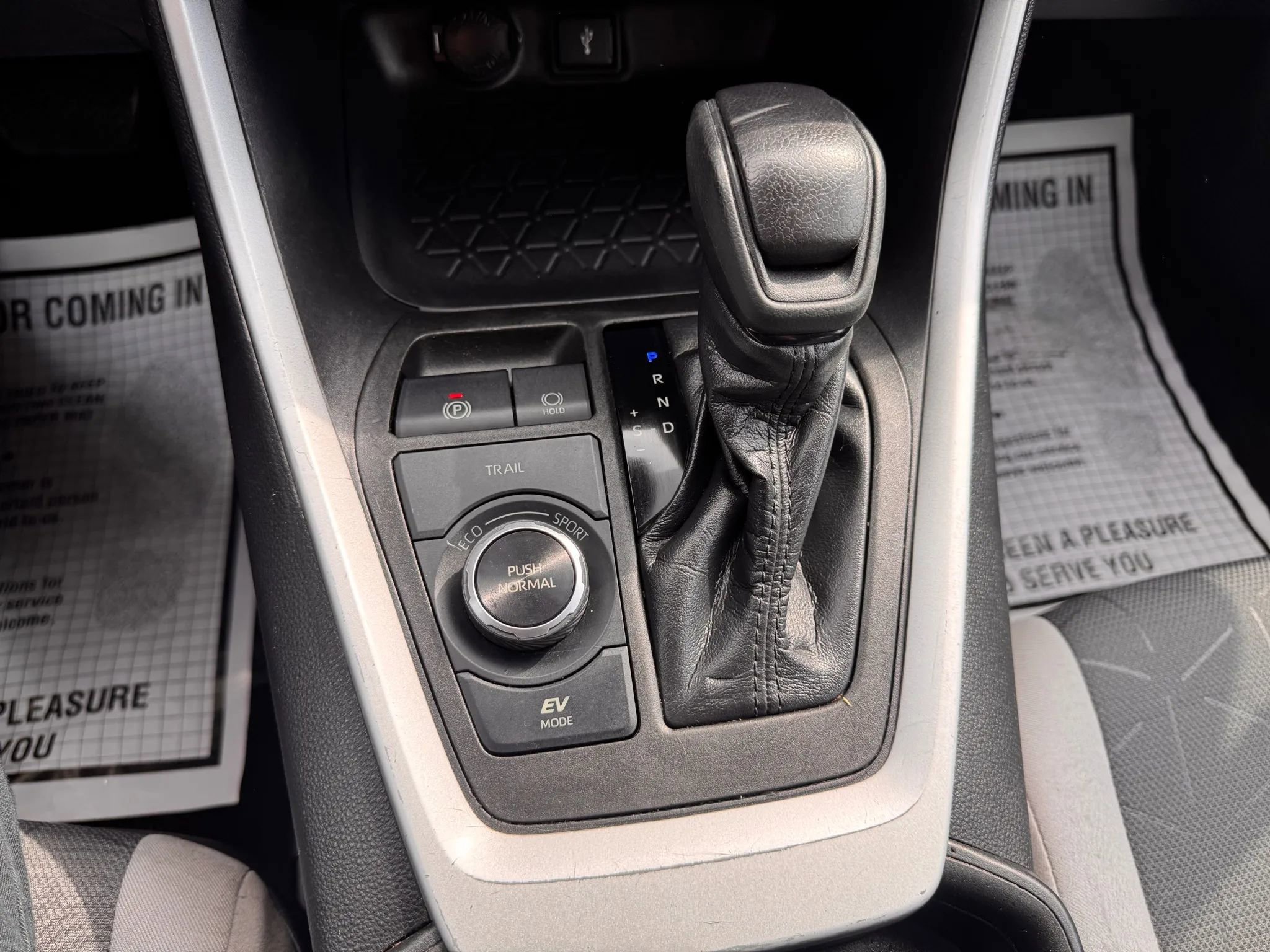 Used 2021 Toyota RAV4 XLE w/ Carpet Mat Package (TMS) image 30