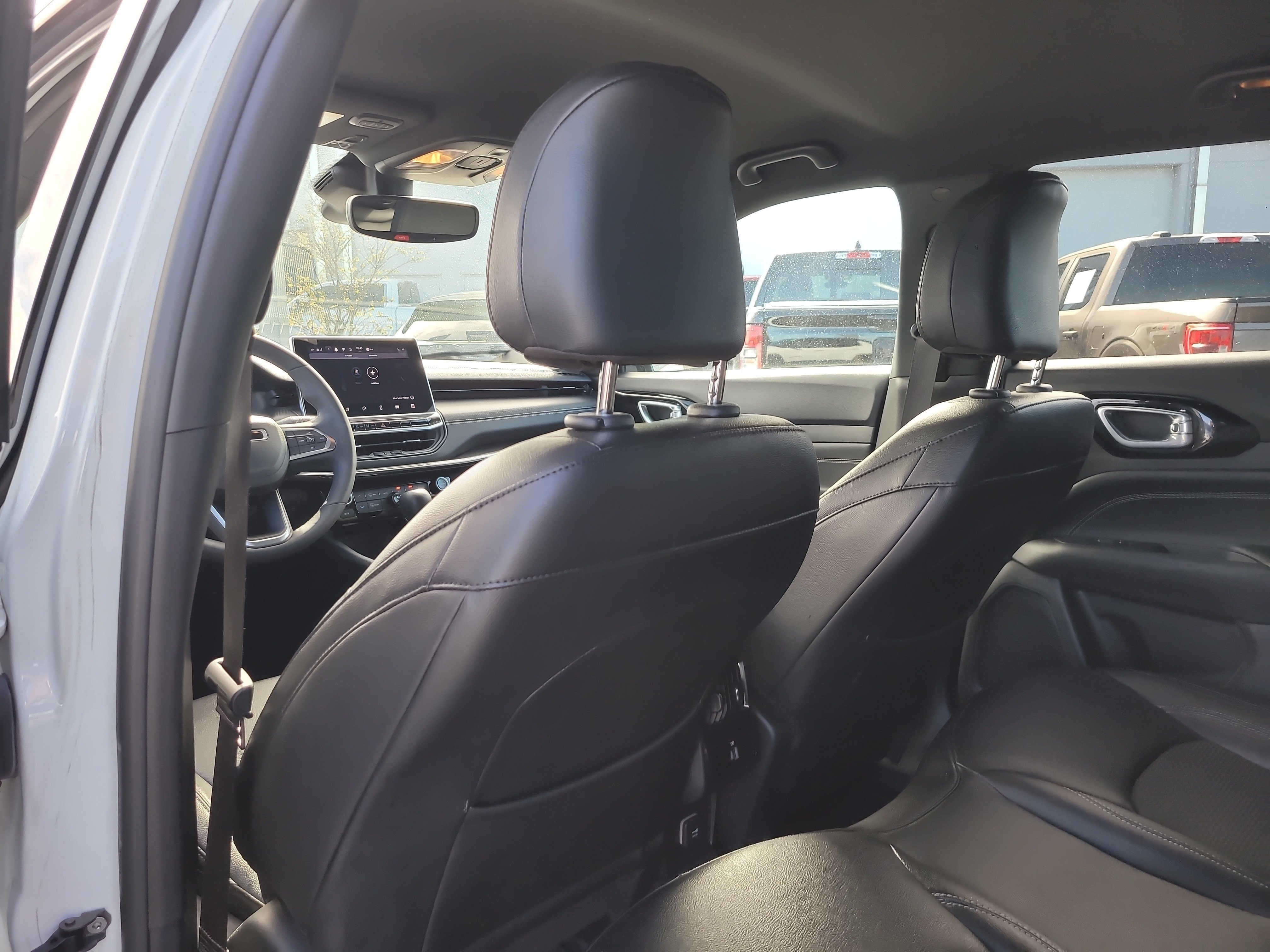 Used 2024 Jeep Compass Latitude w/ Convenience Group AWD/4WD image 12