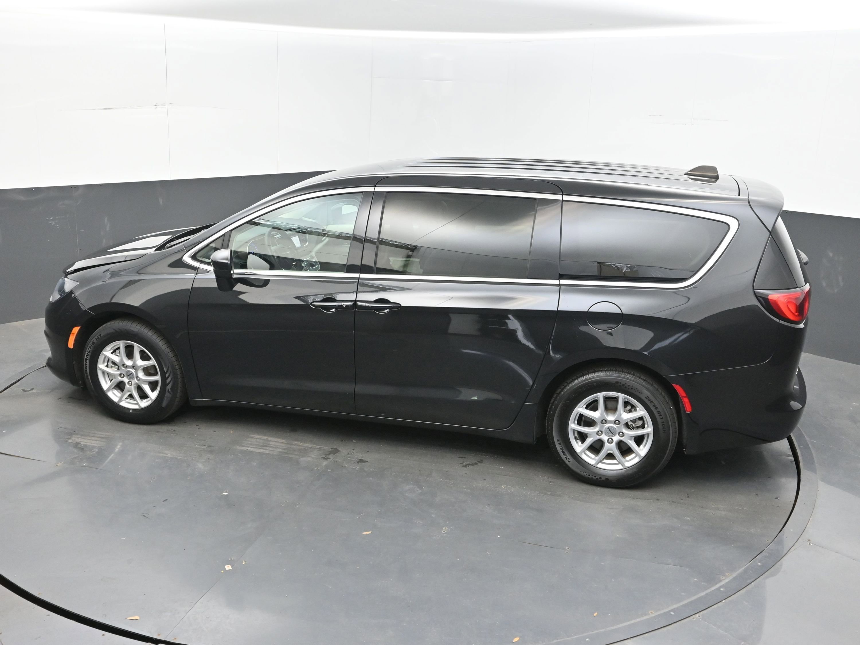 Used 2023 Chrysler Voyager LX FWD image 33