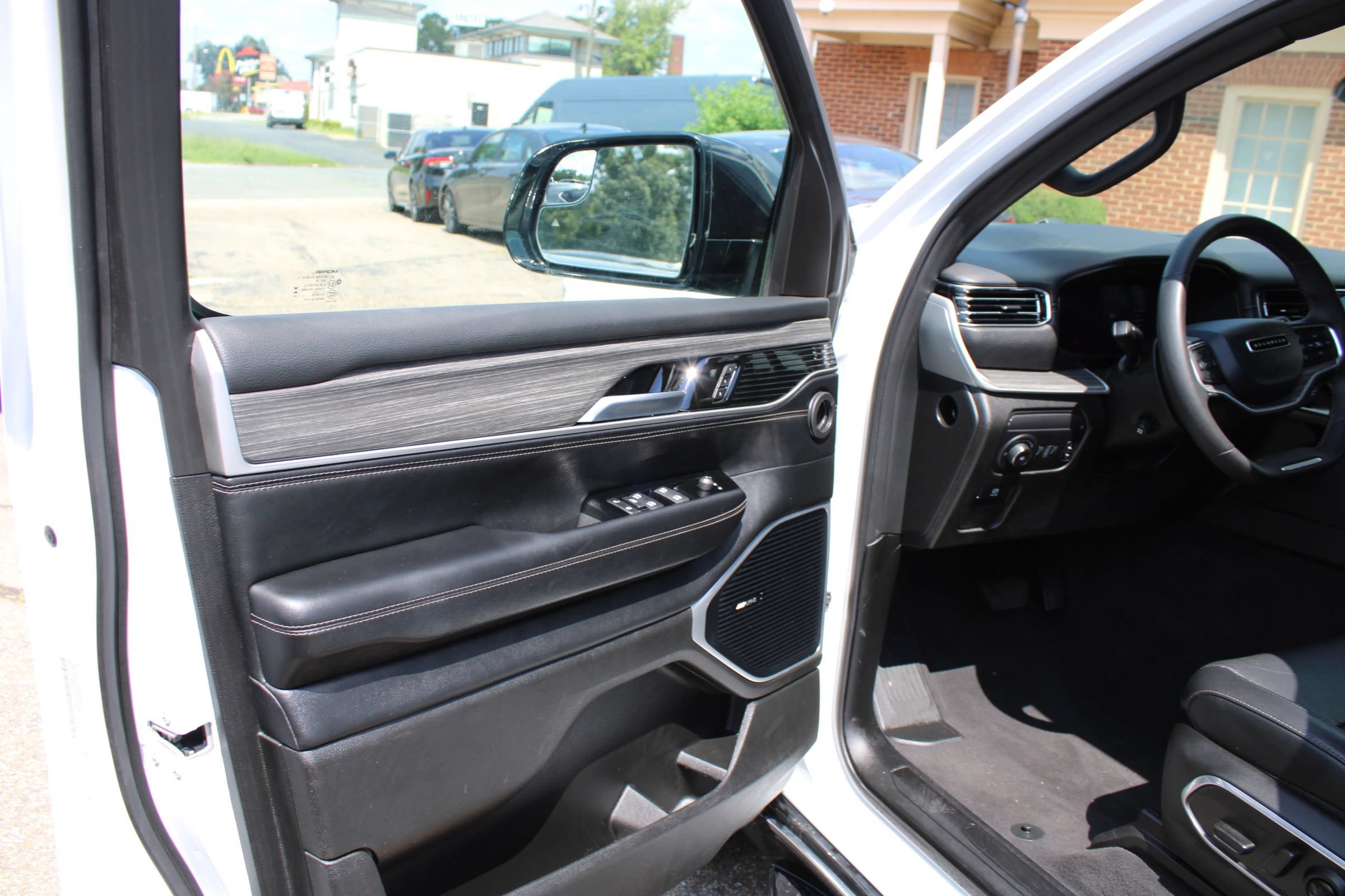 Used 2024 Jeep Wagoneer L Series II w/ Flexible Seating Group AWD/4WD image 8