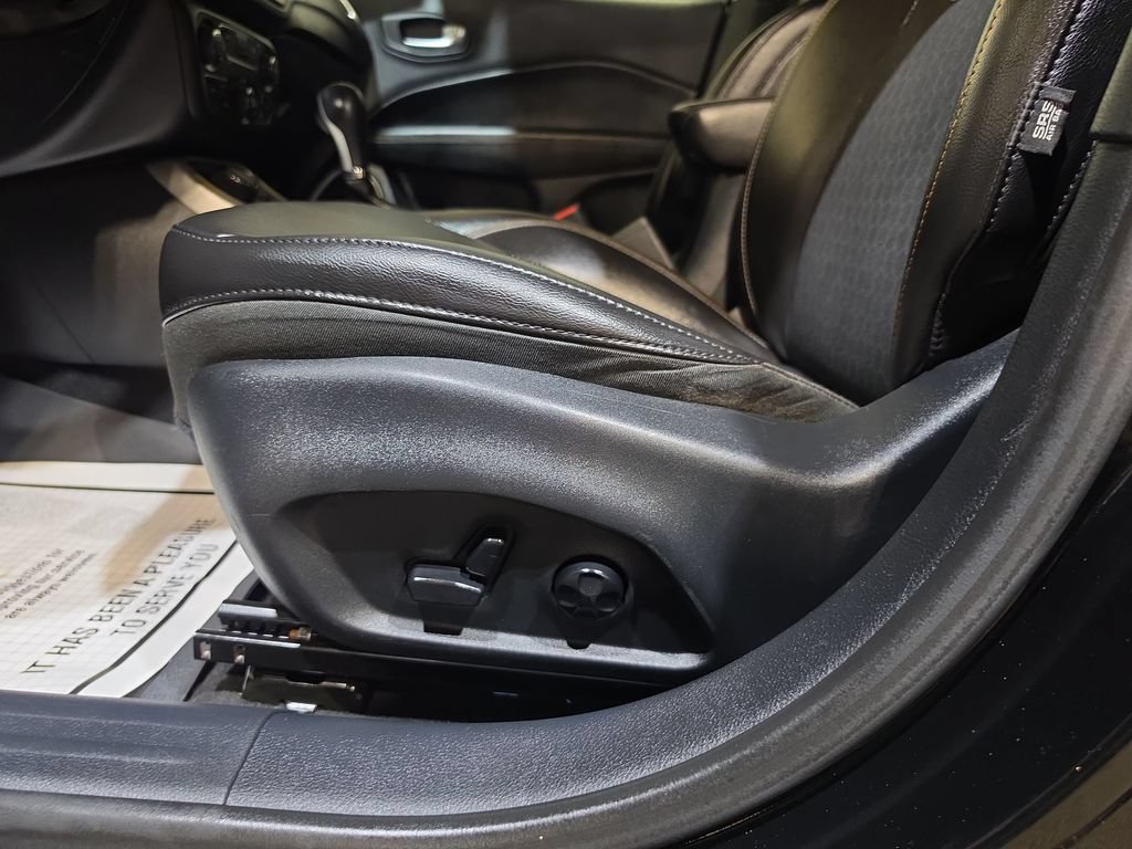 Used 2018 Jeep Compass Latitude w/ Popular Equipment Group AWD/4WD image 14