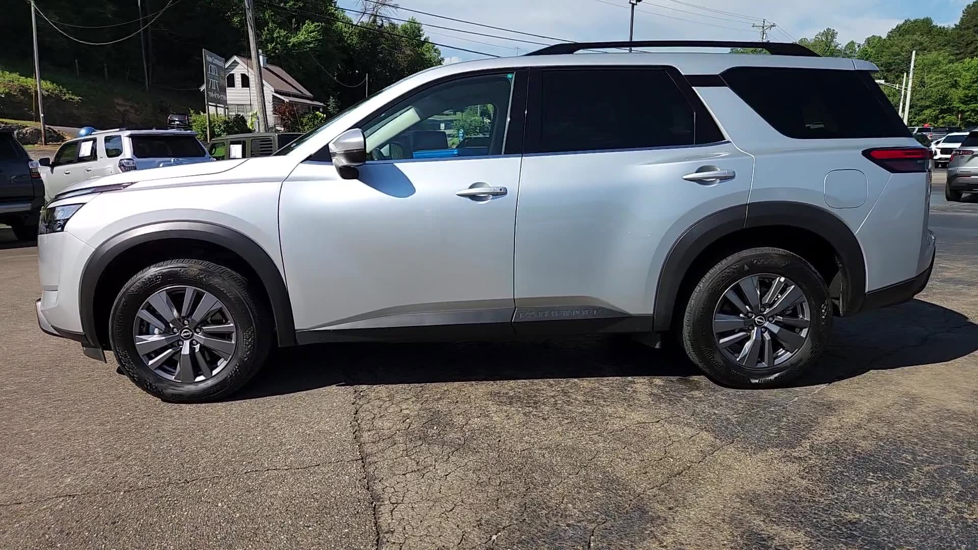 Used 2025 Nissan Pathfinder SV image 16