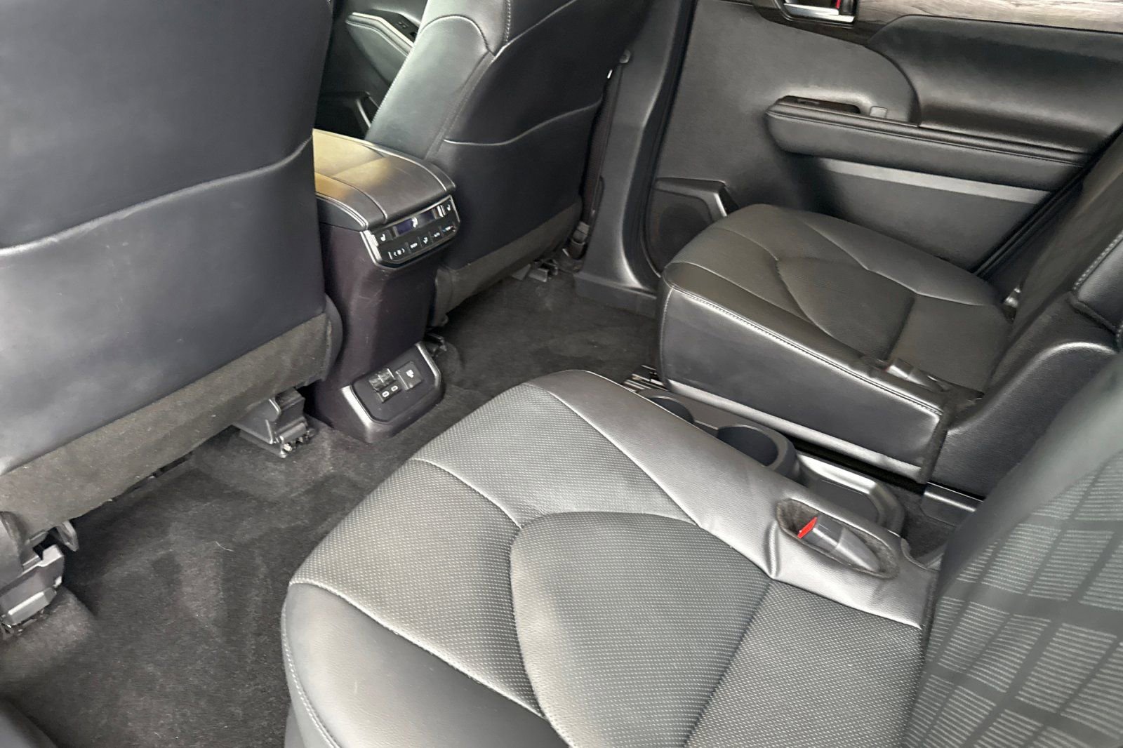 Used 2024 Toyota Highlander Platinum image 14