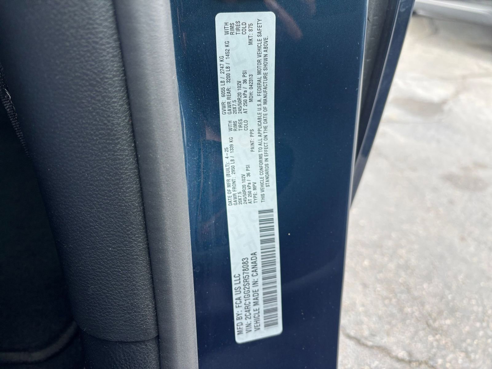 Used 2025 Chrysler Pacifica Limited image 34