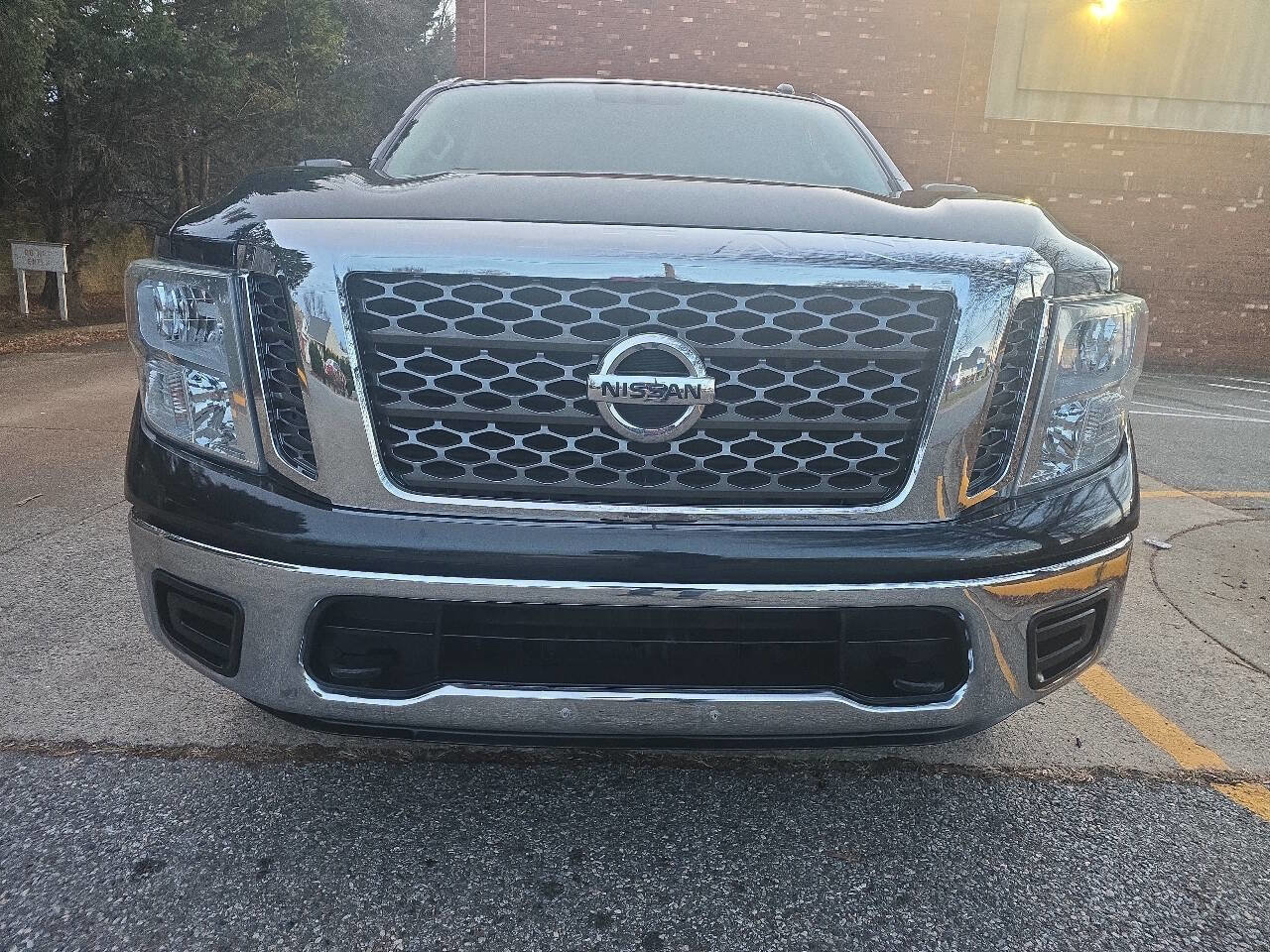 Used 2017 Nissan Titan SV image 8