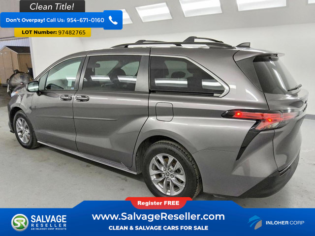 Used 2022 Toyota Sienna LE w/ LE Plus Package FWD image 3